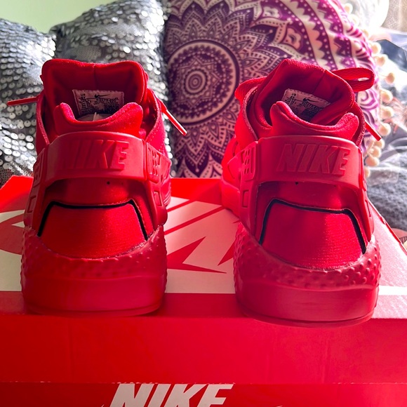 Brand New “ Nike Huarache Run “ sneakers. Red in color, Youth size 6 (us) - Picture 3 of 4